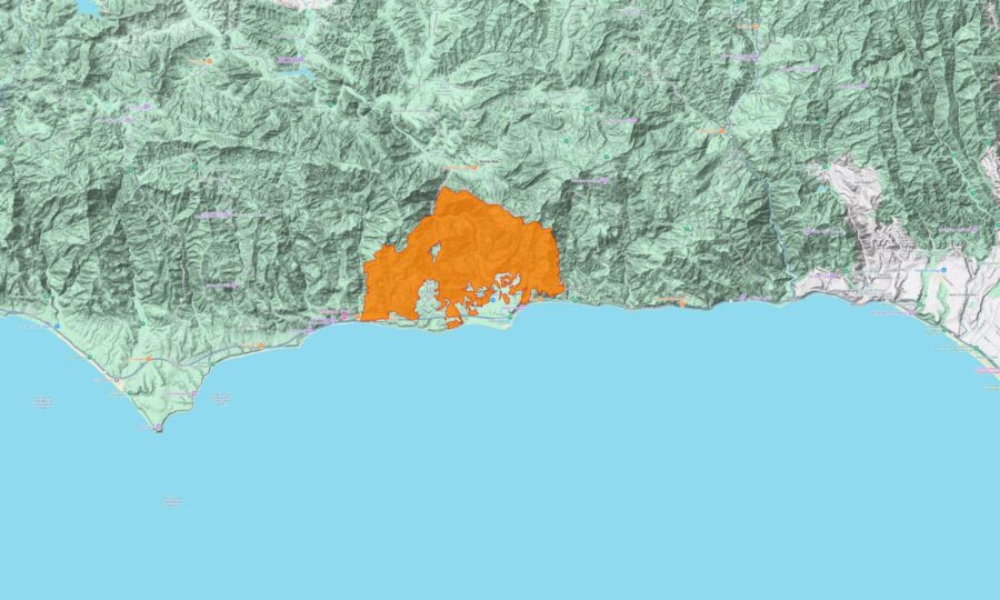 Map showing a wildfire perimeter along the Malibu coastline